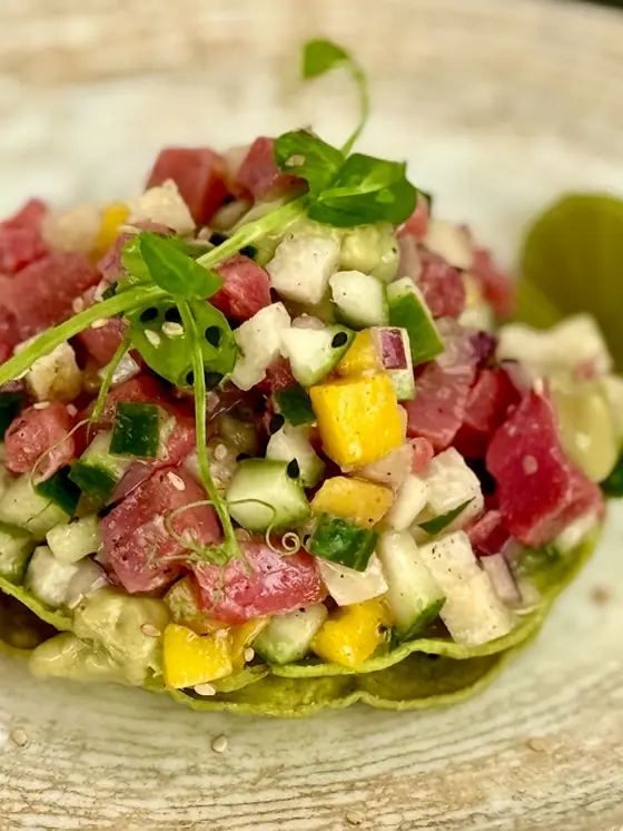 Tartar de atún sobre tosta
